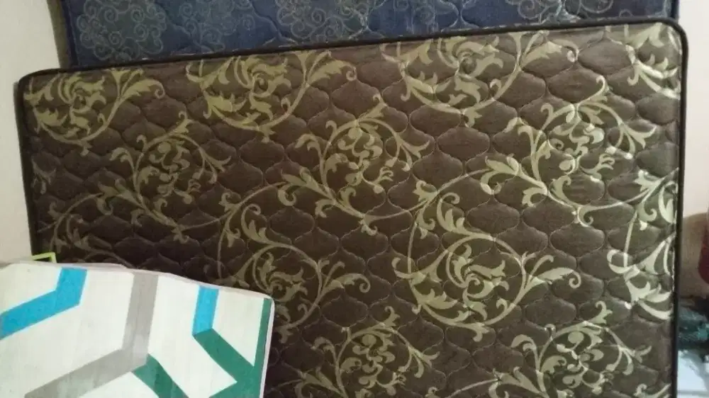 Kasur muat 2 orang