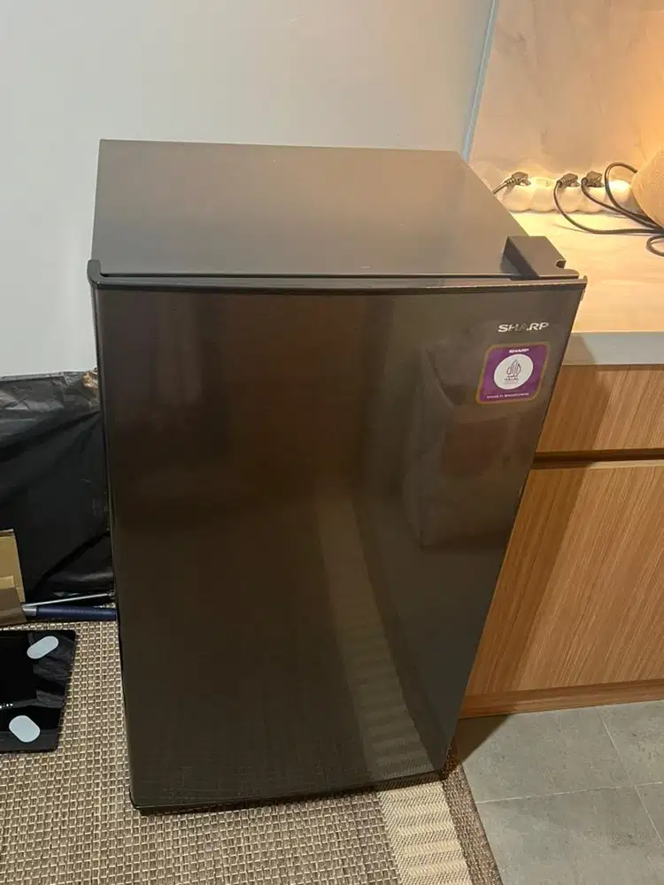 Dijual kulkas 1 pintu SHARP tipe SJ-N162N-HS warna abu tua.