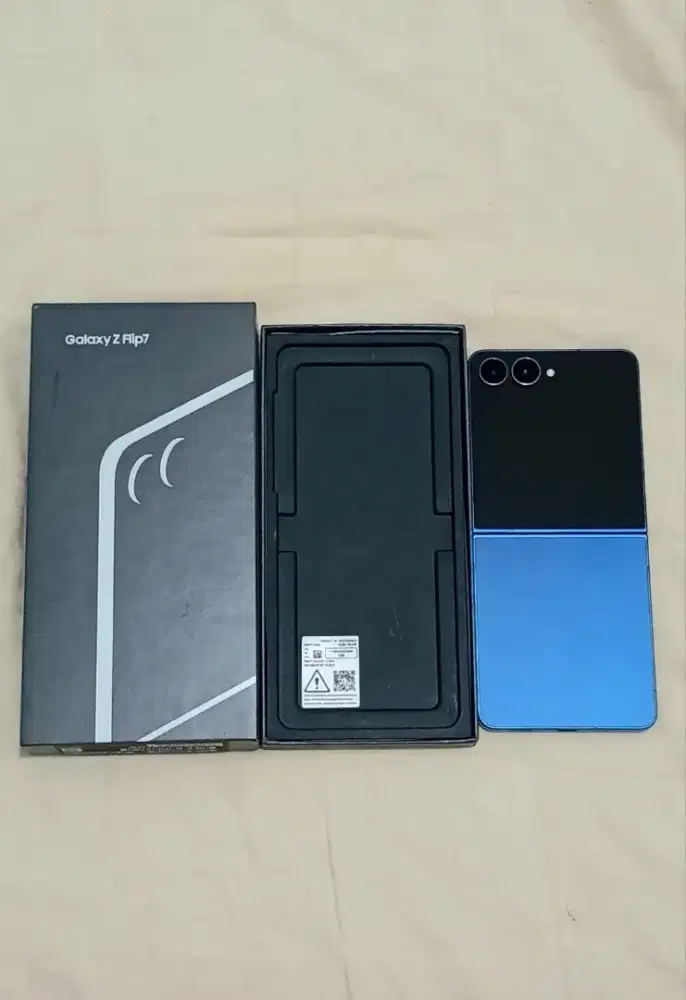Samsung Galaxy Z Flip 7 12 256 SEIN 99% Garansi Pribadi not Fold 6