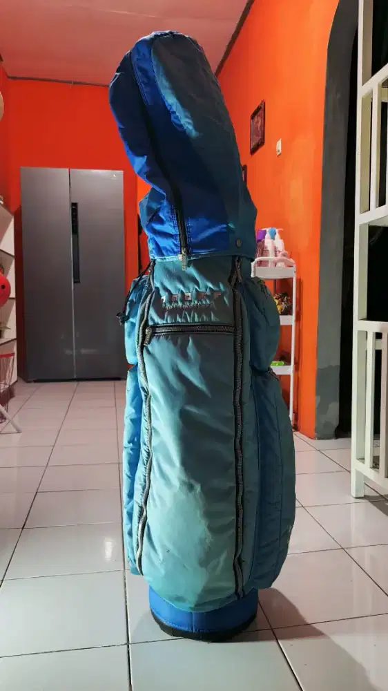 tas golf dan satu set stik golf dari merek Honma. 