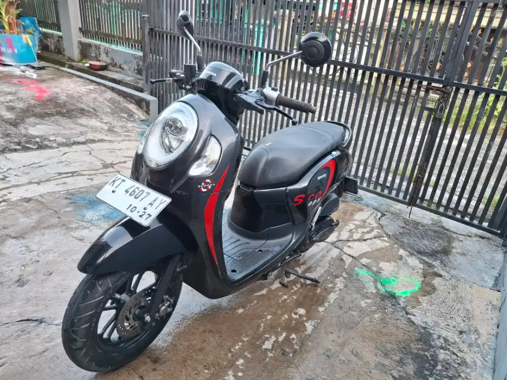 Scoopy Sporty Hitam