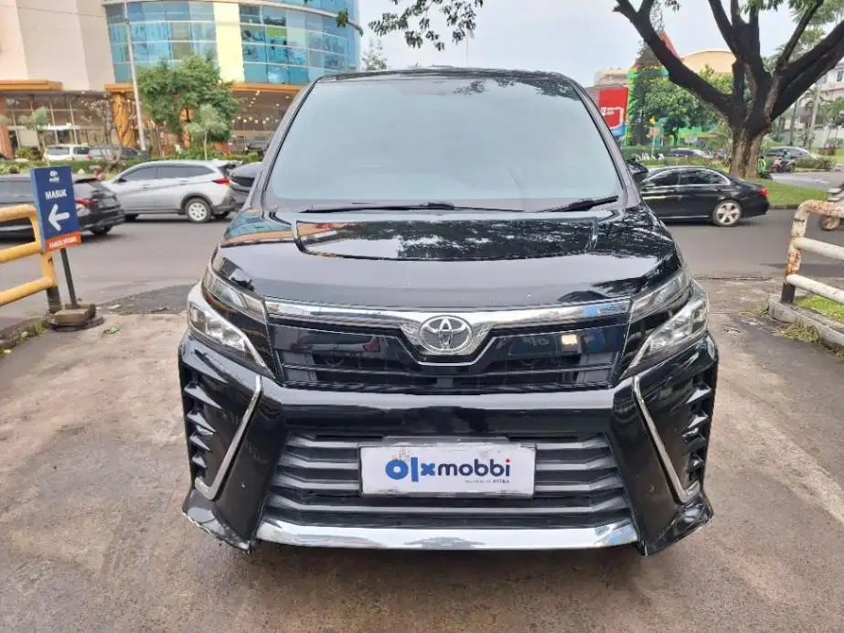 DP MURAH Toyota Voxy 2.0 Bensin-AT 2018  C8TOB