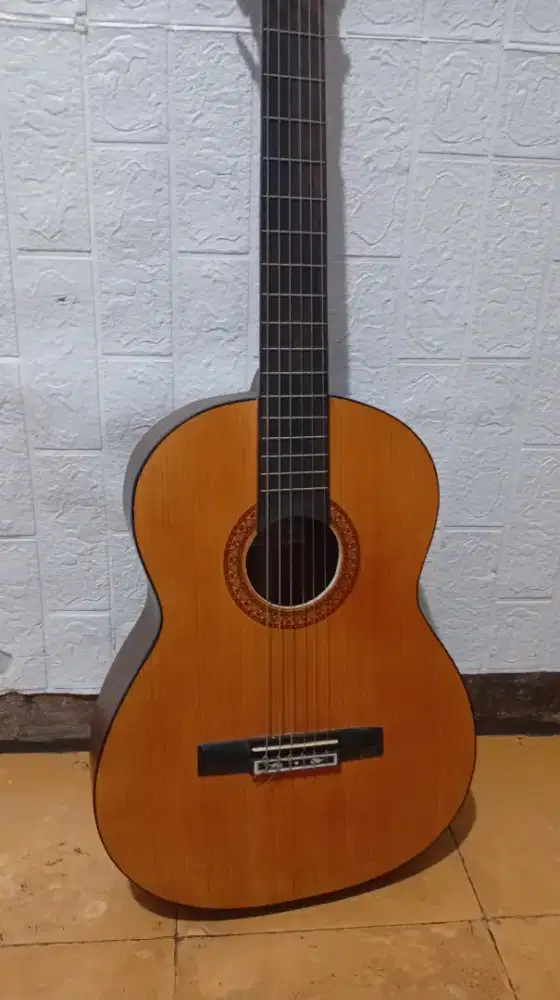 Di jual gitar baru belum pernah di pakai