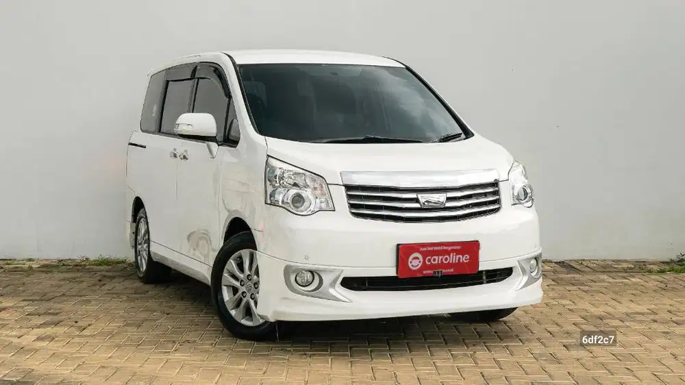 TOYOTA NAV1 V 2.0 AT 2017 PUTIH