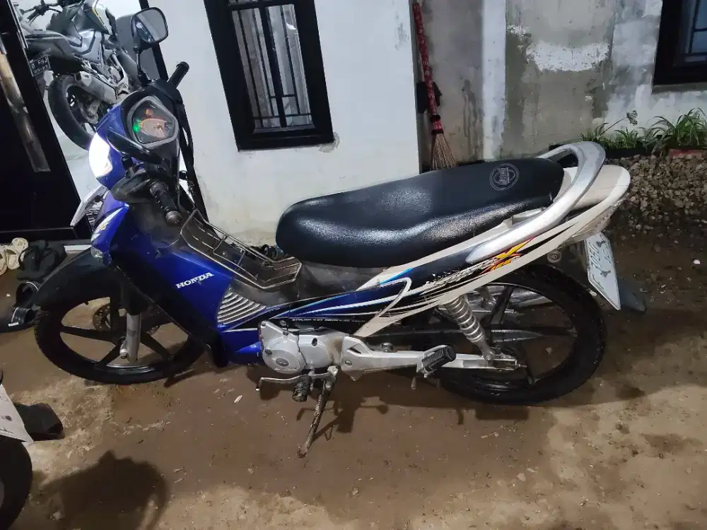Supra X 125 tahun 2005 istimewa