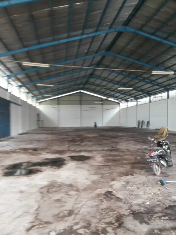 Dijual gudang 1300m2 Jl. Cibolerang