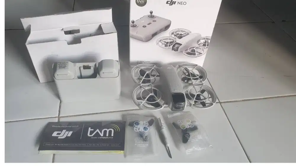 DJI Neo Drone dan 3 baterai
