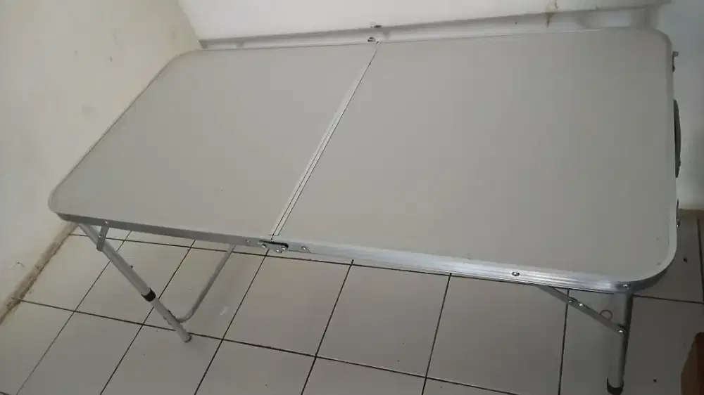 Meja lipat serba guna