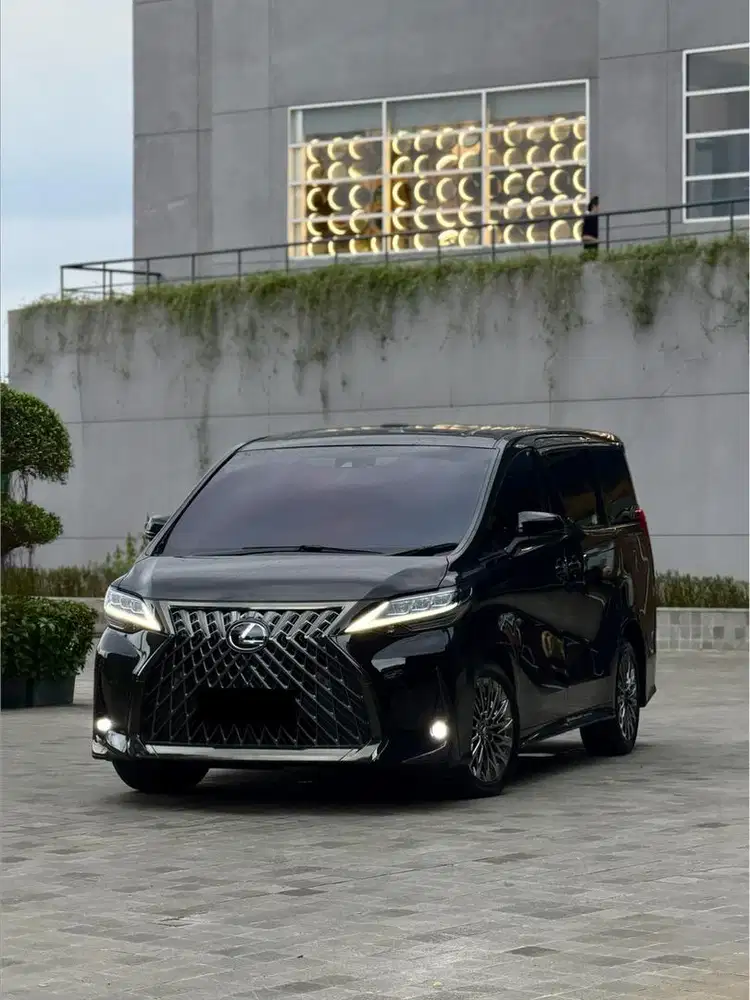 CASH Lexus LM350 VIP 2021 Low KM Like New