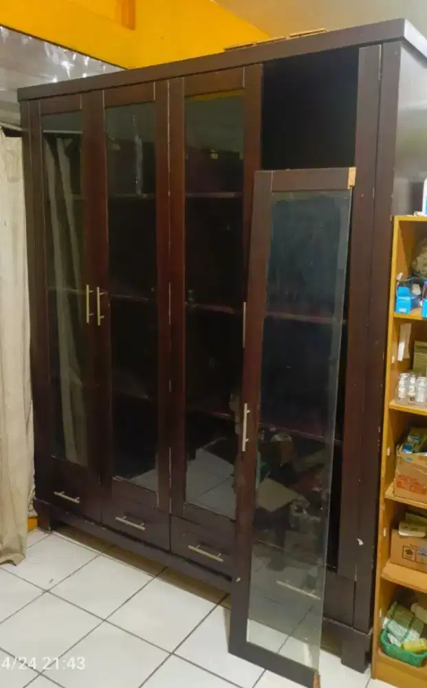 Lemari Kayu Kaca Besar