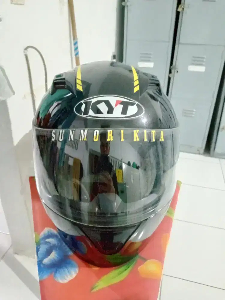 Helm KYT R10 paket ganteng