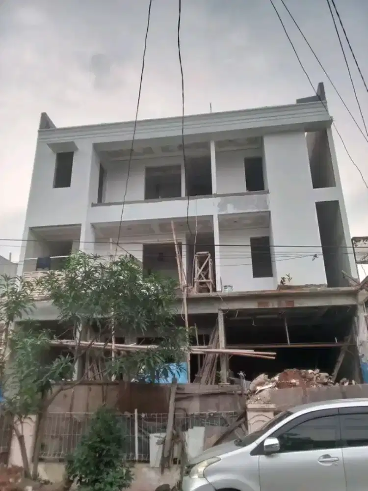 Tukang bangunan profesional harian atau borongan