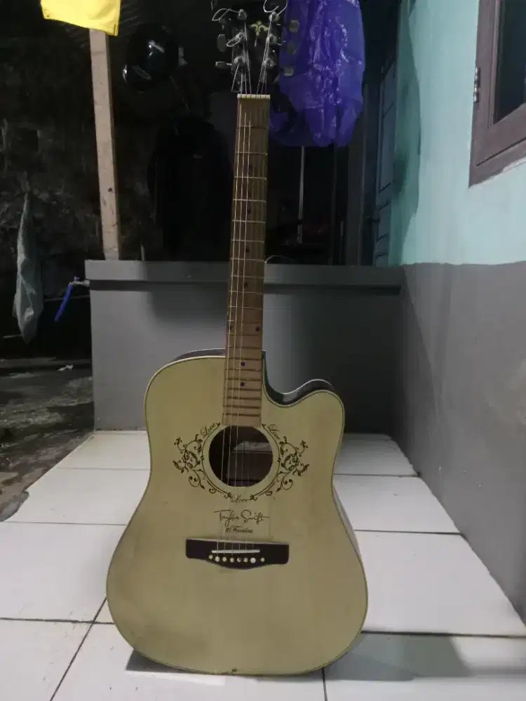 Gitar akustik Taylor