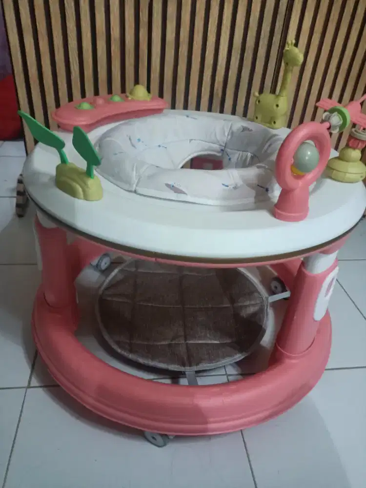 Baby Walker bisa berputar 360 anti jatuh anti kaki bengkok