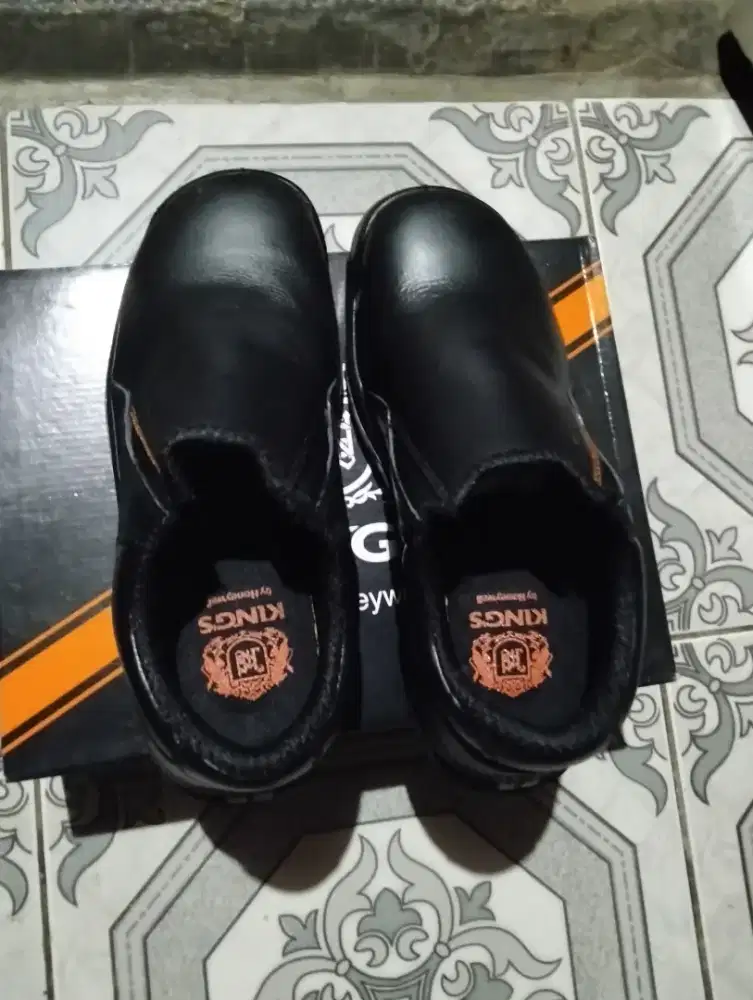 Sepatu safty merk kings zize 41