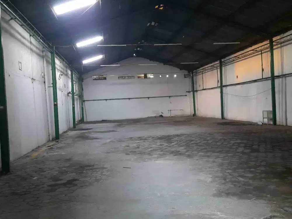 Di gudang murah di solo luas 250 m2 dan kantor