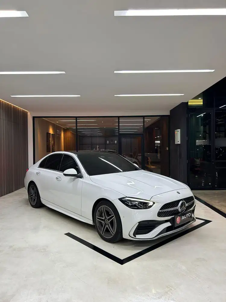 Mercedes Benz C300 AMG 2023 Mercy Km18rb Putih Nik 2022 B106CAL