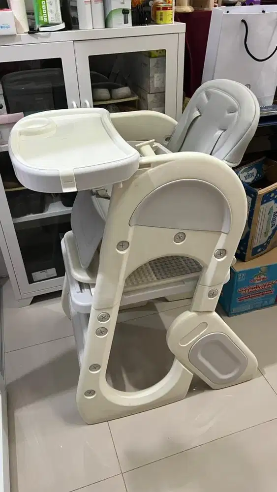 Kursi makan bayi