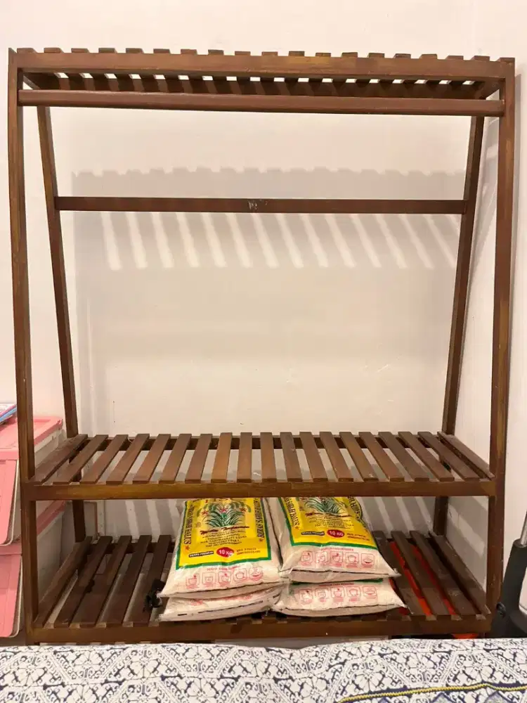 Rak kayu kokoh serbaguna