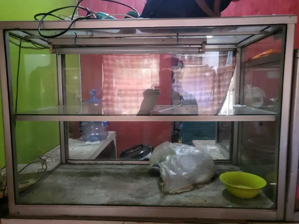 Dijual 2 etalase kaca masih layak pakai