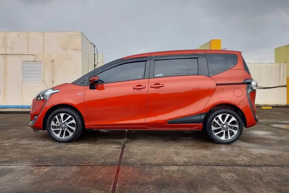 TDP 7,JT, Toyota Sienta 1.5 V Bensin-MT Orange 2018
