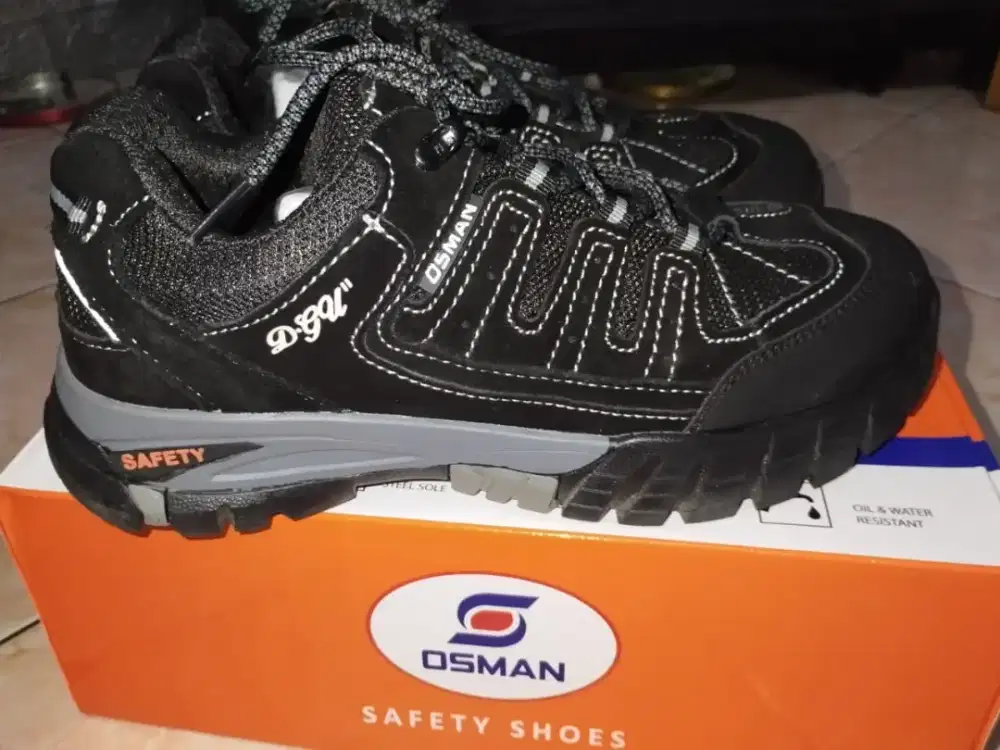 Safety shoes ukuran 41