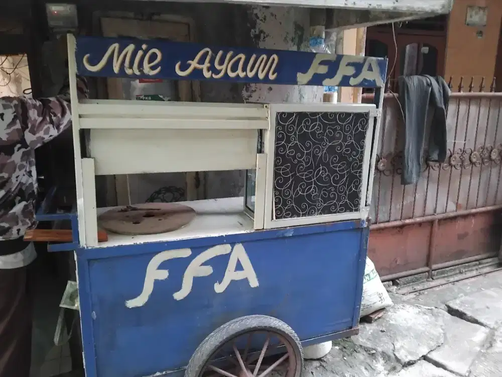 Gerobak bekas mie ayam
