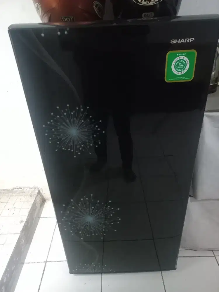 Kulkas SHARP di jual karena punya yang dua pintu