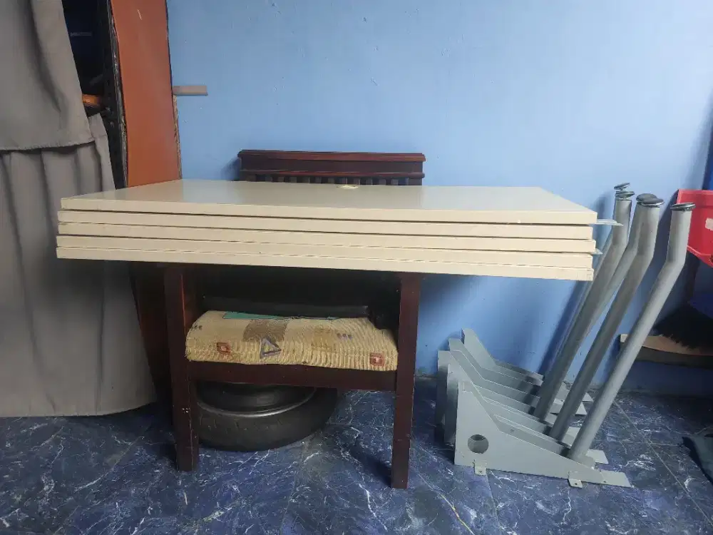 Meja (Peralatan Kantor)