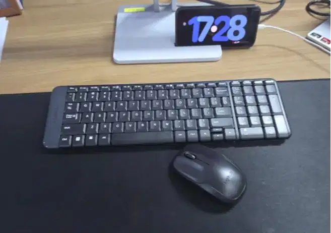Logitech MK220 Combo Keyboard dan Mouse Wireless Compact