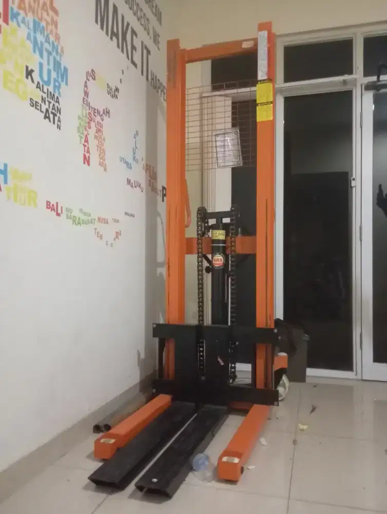 Hand Stacker 2 Ton Hand Lift 2000 KG Hand Forklift Pallet Manual