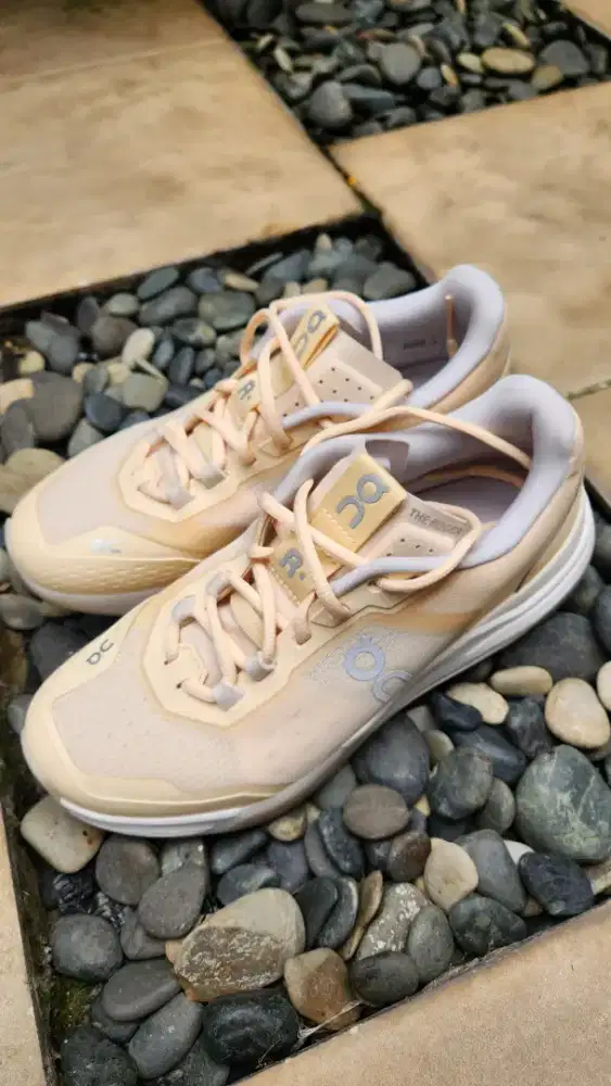 Sepatu tennis padel on roger advantage pro cream