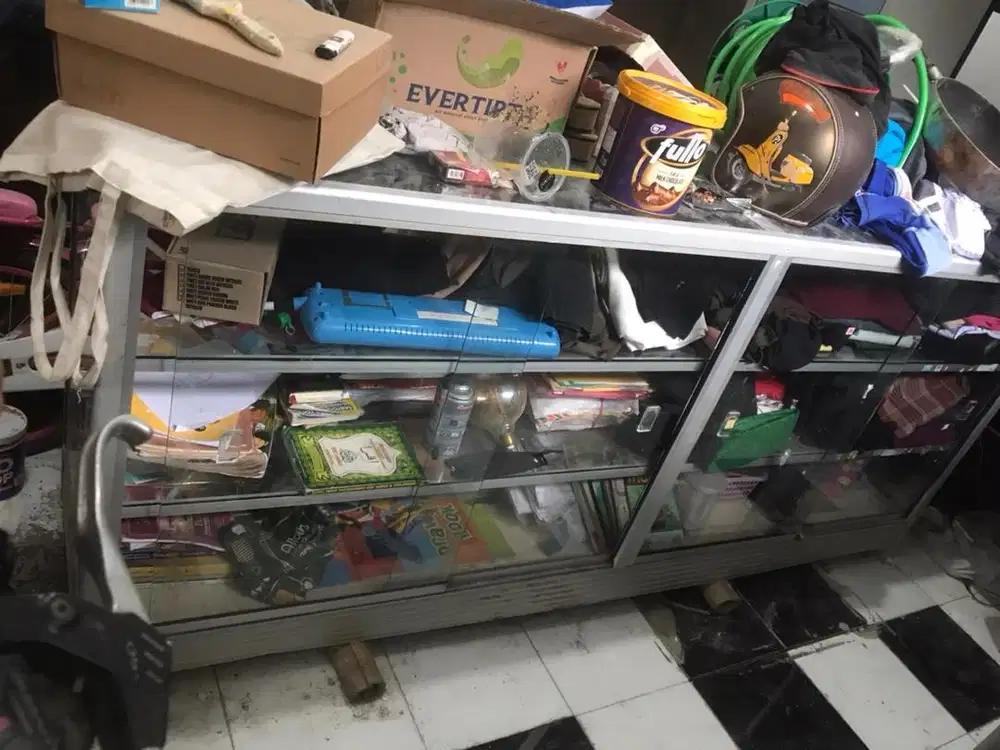 Lemari etalase kaca