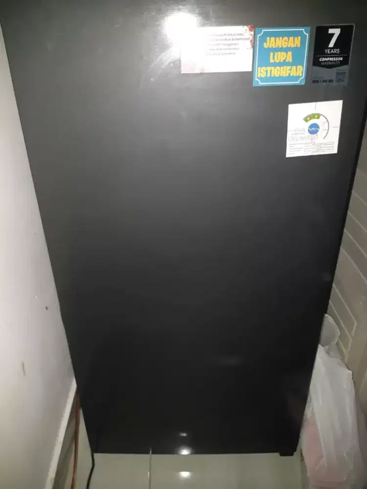 Kulkas bekas merek Aqua