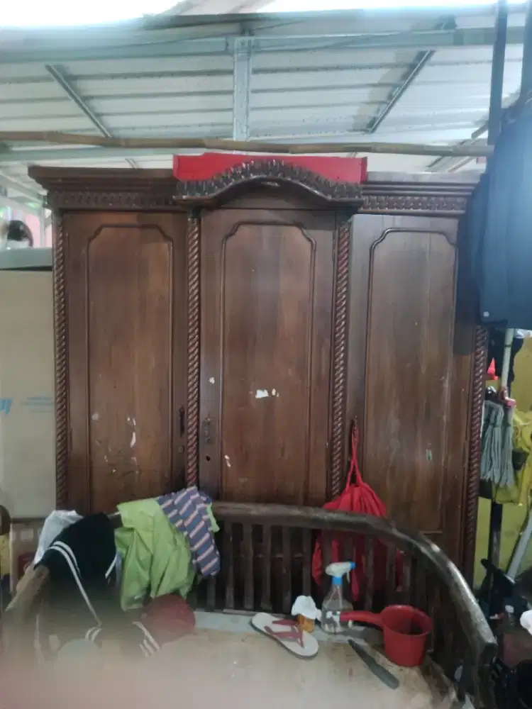 Lemari jati lama