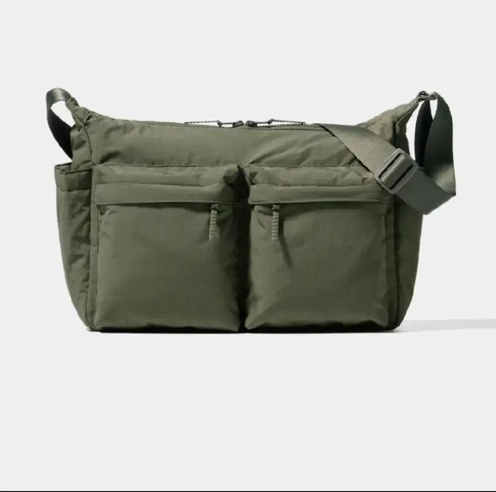 tas slempang uniqlo