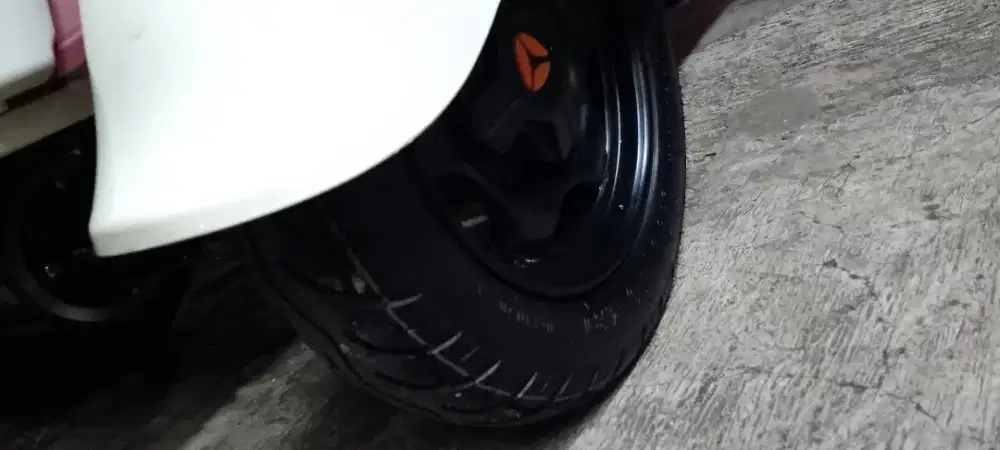 Yadea k8 scuter metik