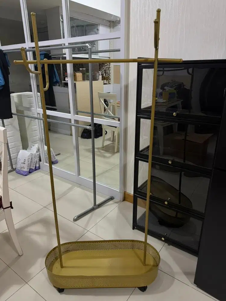 GANTUNGAN BAJU GAWANGAN AESTHETIC GOLD
