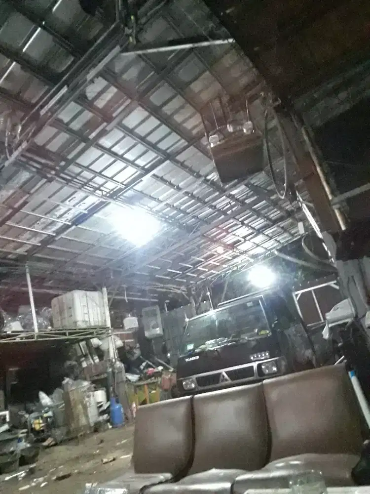 Gudang rongsok barang bekas