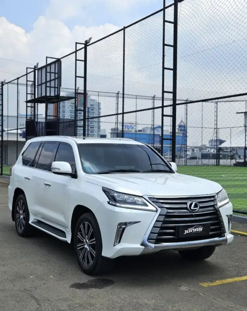 Lexus LX570 Luxury 2018
White on Black 2018