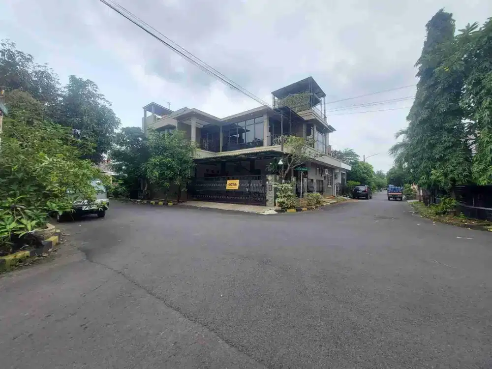 Jumlah lt 2
LT 235m2(15x15.6)
LB500 m'2
KT3(1dilantaubawa3x8);2di LT atas)
Masterdi atas(kamar mandi dalam)
KM=3+1(2 di LT Bawah ,2 dilantaiatas) gudang 1
Carport,2
Listrik2200 ( pasca byr)Air tanah 
Rooftop
SHM IMB_ PBB
Toren 1000 L
Dapur
Ruan Tamu
Ruang