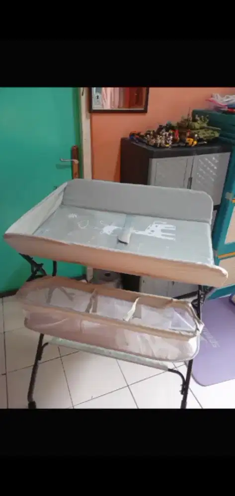 Meja ganti popok