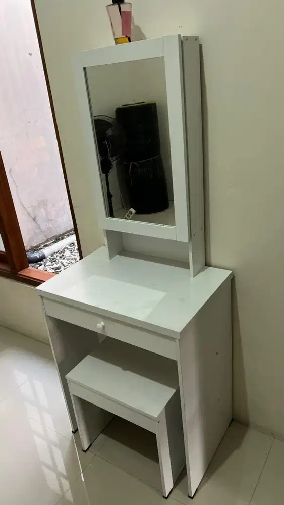 Meja rias kecantikan minimalis