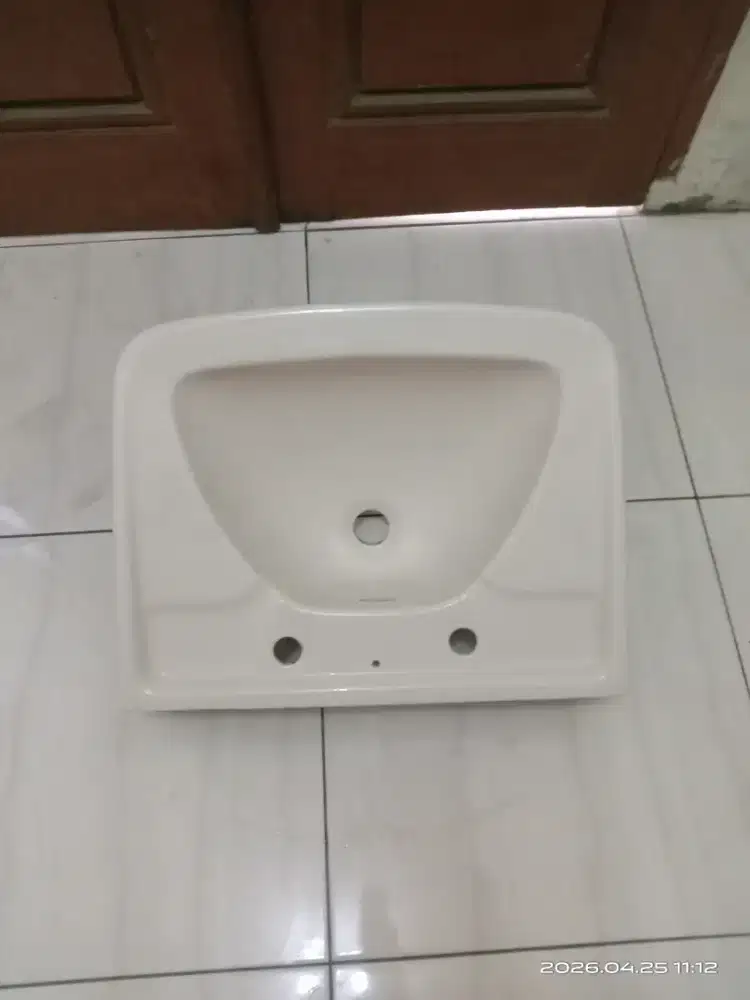 Wastafel keramik gantung seken