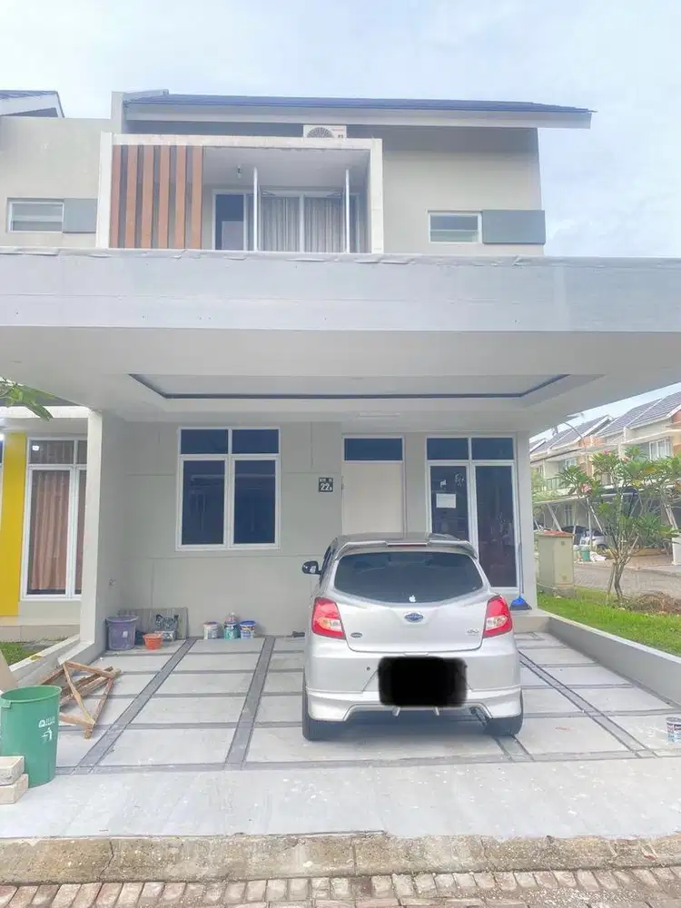 SEWA RUMAH HOOK 2 LANTAI – 3KT 3KM, CARPORT 2 MOBIL, SIAP HUNI