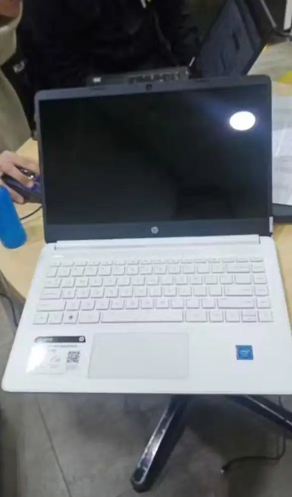 di jual laptop touchscrren warna putih nego sampe jadi