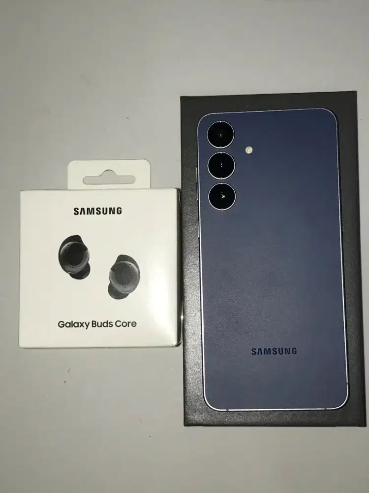 Samsung S25FE Navy 256gb, included Samsung Buds Core