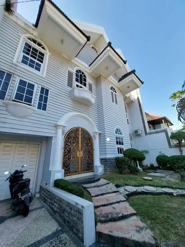 DIJUAL RUMAH DARMO HILL SURABAYA SEMI CLASSIC BAGUS DAN TERAWAT