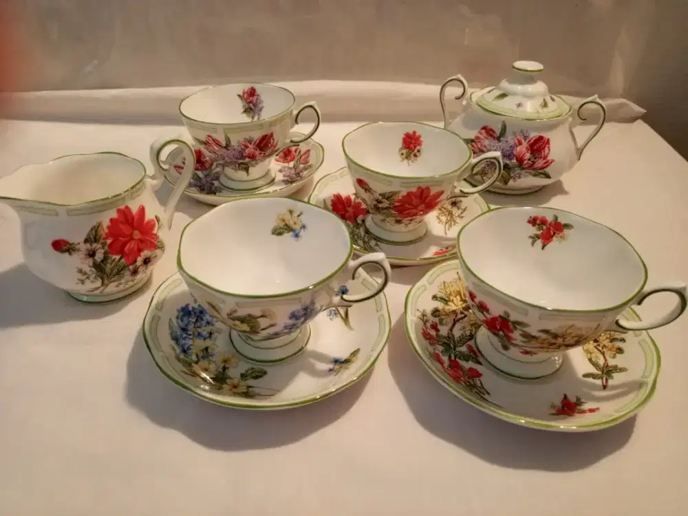 Di jual 1 set vintage & antik cangkir - cangkir merk ROYAL ALBERT