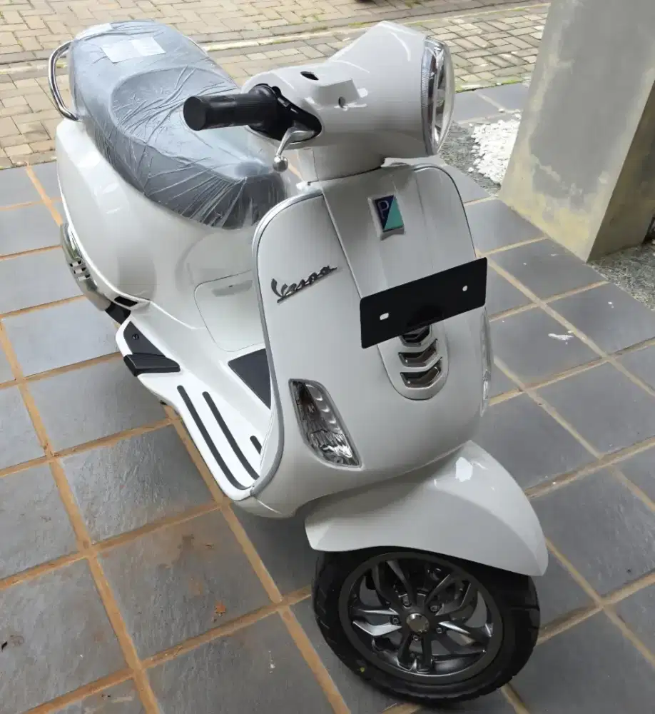 Vespa LX 125 i-Get Putih Mulus - Full Nano Coating & Like New!